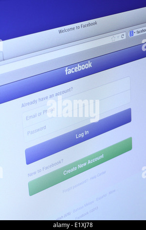 Facebook Login Pagina su schermo di un monitor. Ad oggi, Facebook è il più grande social media network sul web Foto Stock