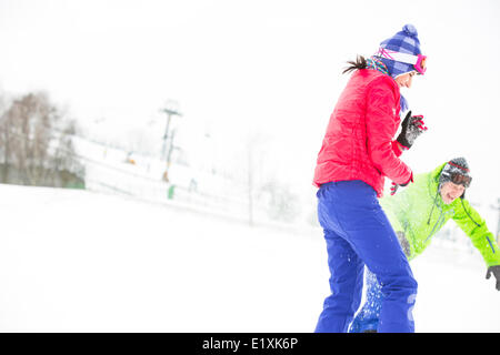 Giovani amici a giocare nella neve Foto Stock