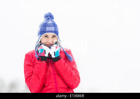 Bella giovane donna in abiti caldi passeggiate all'aperto Foto Stock