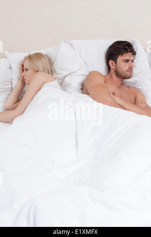 Arrabbiato coppia giovane evitando ogni altro a letto Foto Stock
