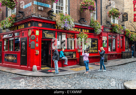 Irlanda, Dublino, persone in fron di un pub di Temple Bar trimestre Foto Stock