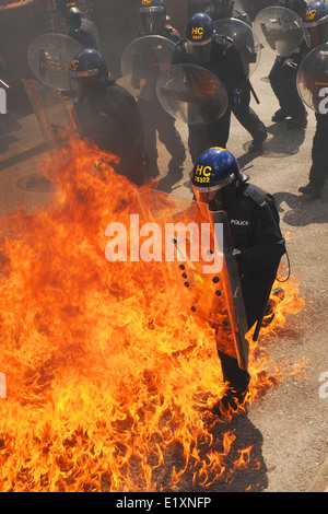 Estremamente realistica la formazione della polizia per motivi di ordine pubblico e di disturbo l'uso di bombe a benzina. Hampshire, Inghilterra, Giugno 2014. Foto Stock