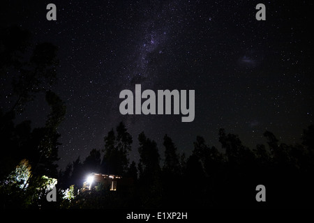 via lattea e stelle nel cielo sopra la cabina nei boschi di los pellines in cile Foto Stock