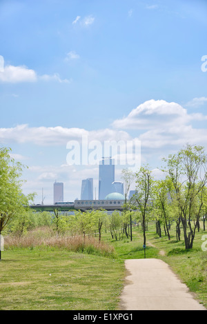 Parco di Hangang e edifici di Yeouido a Seoul, Corea del Sud Foto Stock