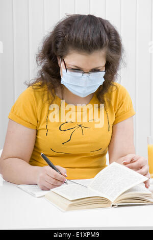 Una studentessa in una maschera di medico Foto Stock