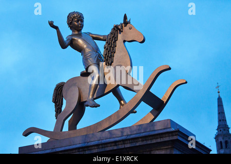 Vista generale delle strutture impotente figura 101, noti anche come Golden Boy da artisti Elmgreen & Dragset in Trafalgar Square, Londra Foto Stock