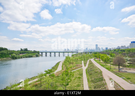 Parco di Hangang e edifici di Yeouido a Seoul, Corea del Sud Foto Stock