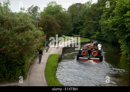 Gap Dowley serrature, Bingley di Saltaire su Leeds e Liverpool Canal, West Yorkshire. Giugno 2014 Lady Teal Hotel Canal Boat Foto Stock