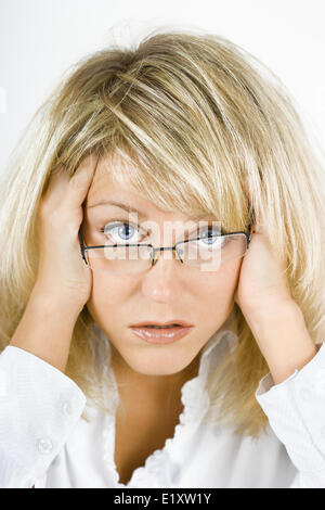 Disheveled ragazza in bicchieri Foto Stock