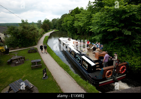 Gap Dowley serrature, Bingley di Saltaire su Leeds e Liverpool Canal, West Yorkshire. Giugno 2014 Lady Teal Hotel Canal Boat. Foto Stock