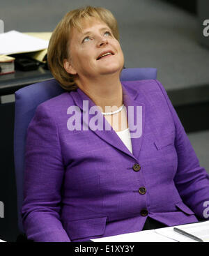 Il cancelliere tedesco Angela Merkel guarda il soffitto durante un dibattito sull'Europa nel Bundestag il 18 giugno 2009. Foto Stock