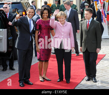 Il presidente Usa Barack Obama (l), la moglie Michelle Obama, il cancelliere tedesco Angela Merkel (2a di destra) e suo marito Joachim Sauer a Baden-Baden durante il vertice della Nato il 3 aprile 2009. Foto Stock