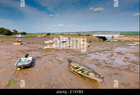 Barche a bassa marea Cockwood vicino Starcross Devon accanto al fiume Exe Foto Stock