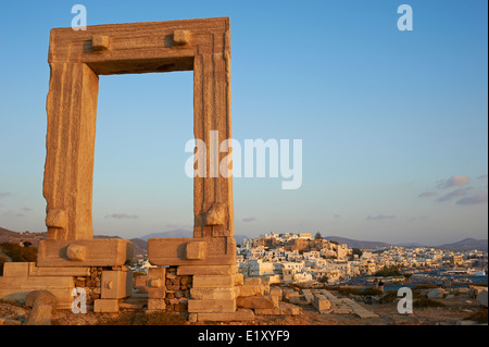 Grecia CICLADI, Naxos, città di Hora (Naxos), Portara Gateway di Apollon o tempio di Apollo Foto Stock