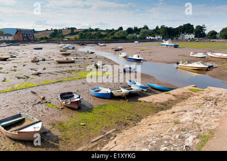 Barche a bassa marea Cockwood vicino Starcross Devon accanto al fiume Exe Foto Stock