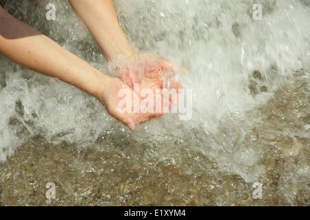 Mani in acqua di mare Foto Stock