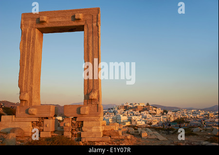 Grecia CICLADI, Naxos, città di Hora (Naxos), Portara Gateway di Apollon o tempio di Apollo Foto Stock