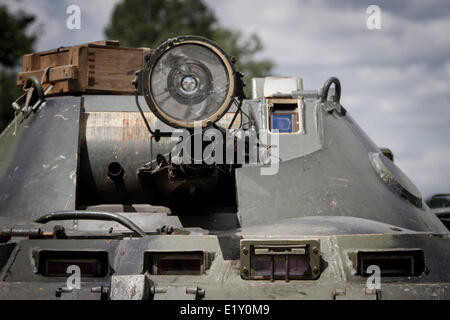 Donbas, Donetsk, Ucraina. Decimo Giugno, 2014. APC militari al check point vicino a Slaviansk. Esercito ucraino continua a mantenere il pro-russo terroristi sotto assedio durante l ATO in Donbas. Le operazioni militari si è concentrato sempre di più sul Slaviansk, una città di 130.000 che è stata controllata a partire dal mese di aprile da mascherata, camouflage-placcati militanti assalto brandendo fucili e granate-lanciatori che si oppongono alla regola centrale di Kiev. Credito: Sergii Kharchenko/NurPhoto/ZUMAPRESS.com/Alamy Live News Foto Stock