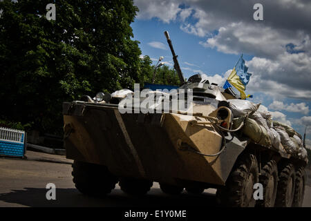 Donbas, Donetsk, Ucraina. Decimo Giugno, 2014. APC militare passa il check point vicino a Slaviansk. Esercito ucraino continua a mantenere il pro-russo terroristi sotto assedio durante l ATO in Donbas. Le operazioni militari si è concentrato sempre di più sul Slaviansk, una città di 130.000 che è stata controllata a partire dal mese di aprile da mascherata, camouflage-placcati militanti assalto brandendo fucili e granate-lanciatori che si oppongono alla regola centrale di Kiev. Credito: Sergii Kharchenko/NurPhoto/ZUMAPRESS.com/Alamy Live News Foto Stock