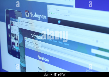 Foto di Facebook, Twitter Instagram e Vimeo homepage su schermo di un monitor. Vi sono famosi websitein il mondo Foto Stock
