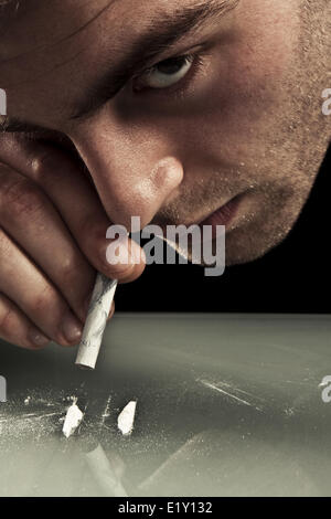 Giovane uomo lo sniffing di cocaina. Foto Stock