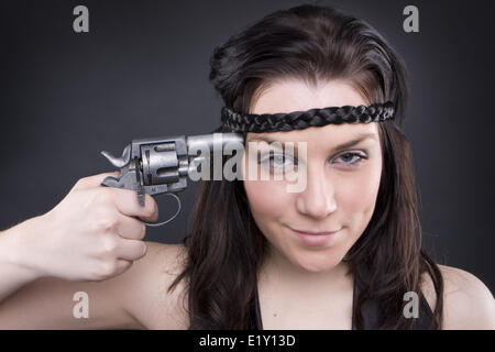 Pistola alla testa di donna Foto Stock