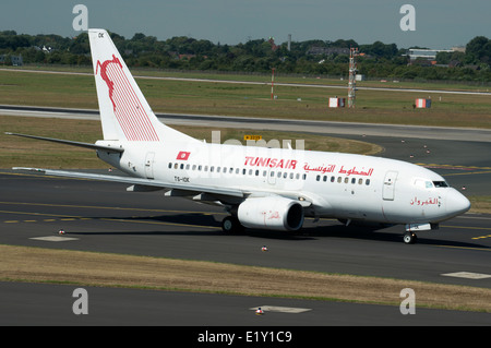 Tunisair Boeing 737 aereo commerciale, l'aeroporto internazionale di Düsseldorf, Germania. Foto Stock