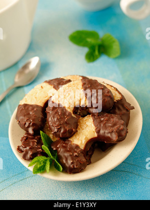 Mezze lune di mandorle e cioccolato, ricetta disponibile. Foto Stock