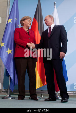 Il cancelliere tedesco Angela Merkel e il presidente russo Vladimir Putin agitare le mani a Berlino il 1 giugno nel 2012. Foto Stock