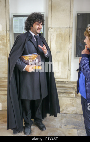 Il Portogallo, Università di Coimbra Professore con i tradizionali costumi accademico compreso il nero cape Foto Stock