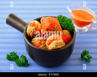 La quinoa le polpette di carne con formaggio e funghi. Ricetta disponibile. Foto Stock