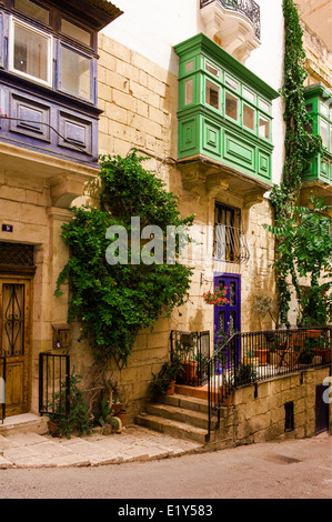 Una tipica scena di strada nella capitale di Malta, Valletta. Foto Stock