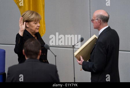 Dott.ssa Angela Merkel prende il suo giuramento davanti al Presidente del Bundestag tedesco Norbert Lammert il 17 di dicembre nel 2013. Foto Stock