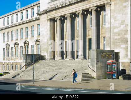 Giovane donna oltrepassando il morbo di Parkinson passi, Università di Leeds, West Yorkshire, Inghilterra, Regno Unito Foto Stock