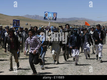 Ghor Provincia, Afghanistan. 11 Giugno, 2014. I sostenitori di afghani candidato presidenziale Abdullah Abdullah parteciperà al secondo round campagna elettorale nella provincia di Ghor, Afghanistan, 10 giugno 2014. (Xinhua) (lyi) Foto Stock