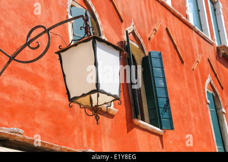Lanterna sulla facciata della vecchia casa italiana. Venezia Foto Stock