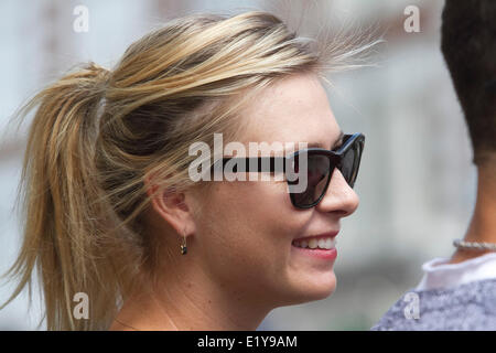 Il torneo di Wimbledon di Londra, 11 giugno 2014. Recentemente francese incoronato campione aperto Maria Sharapova è visto a piedi nella città di Wimbledon di credito: amer ghazzal/Alamy Live News Foto Stock