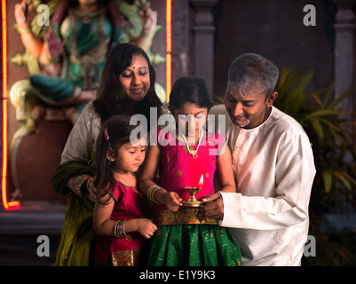 Famiglia indiana celebra diwali ,fesitval di luci all'interno di un tempio Foto Stock