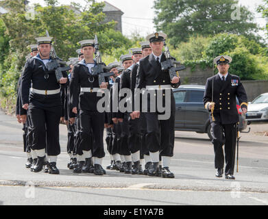 La parata annuale Freedom of Helston, dove il personale sotto il comando del capitano Mark Garrat sfilò a Helston Foto Stock