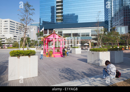 Parco di fronte a torre di Exchange, Kowloon Bay, Kowloon, Hong Kong Foto Stock