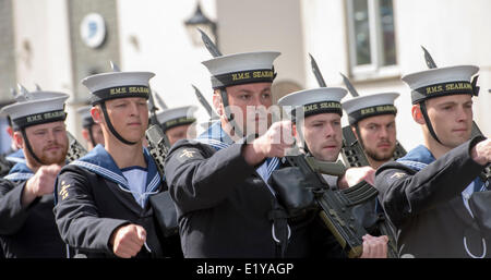 La parata annuale Freedom of Helston, dove il personale sotto il comando del capitano Mark Garrat sfilò a Helston Foto Stock