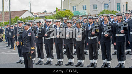 La parata annuale Freedom of Helston, dove il personale sotto il comando del capitano Mark Garrat sfilò a Helston Foto Stock