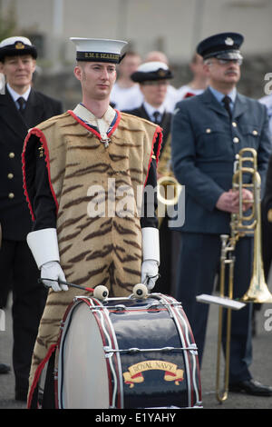 La parata annuale Freedom of Helston, dove il personale sotto il comando del capitano Mark Garrat sfilò a Helston Foto Stock