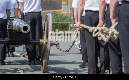 La parata annuale Freedom of Helston, dove il personale sotto il comando del capitano Mark Garrat sfilò a Helston Foto Stock