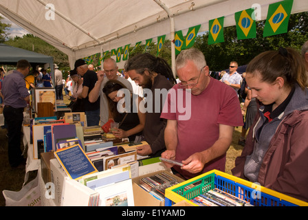 I visitatori che stanno curiosando prenota stallo a un villaggio fiere estive che aveva un Brasile/coppa del mondo 2014 tema, dockenfield, UK. Foto Stock