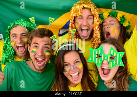Gruppo felice del brasiliano sport soccer fans stupiti celebrando la vittoria insieme. Foto Stock