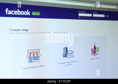 Foto di Facebook homepage su schermo di un monitor. Ad oggi, Facebook è il più grande social media network sul web Foto Stock