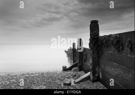 Whitstable, pier, groyne, spiaggia, mare, jetty, mare Coast Inghilterra, inglese, Regno Unito, Gran Bretagna, estate Foto Stock