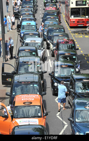 Argine, Londra, Regno Unito. 11 giugno 2014. Taxi riempire le strade e portare il centro di Londra a un fermo. Credito: Matteo Chattle/Alamy Live News Foto Stock