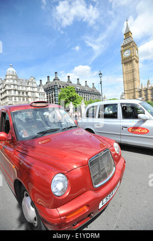 La piazza del Parlamento, Londra, Regno Unito. 11 giugno 2014. Taxi riempire le strade e portare il centro di Londra a un fermo. Credito: Matteo Chattle/Alamy Live News Foto Stock